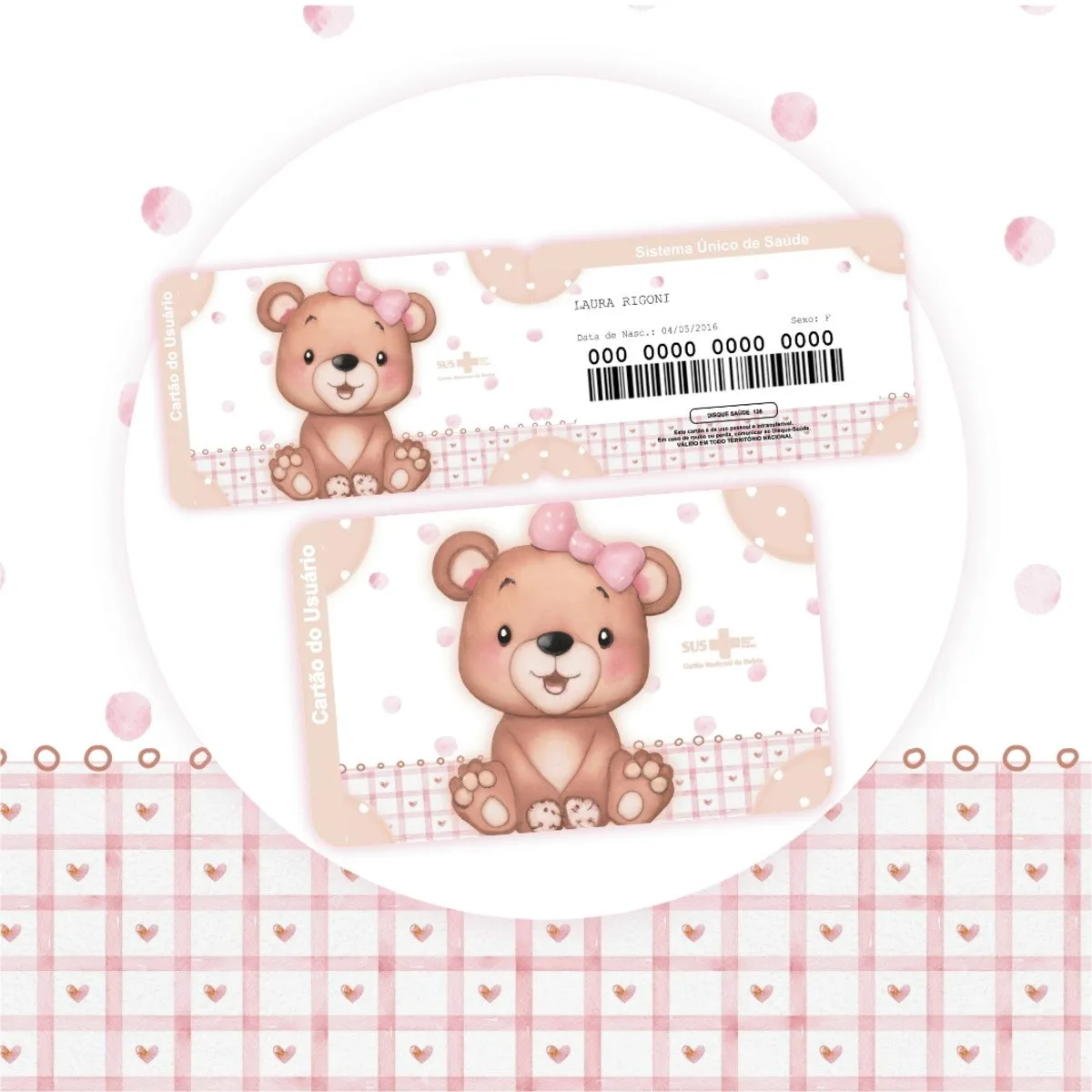 Caderneta Vacinação Ursinha 3 Dois cartões com ilustração de ursinho marrom e fundo rosa listrado.