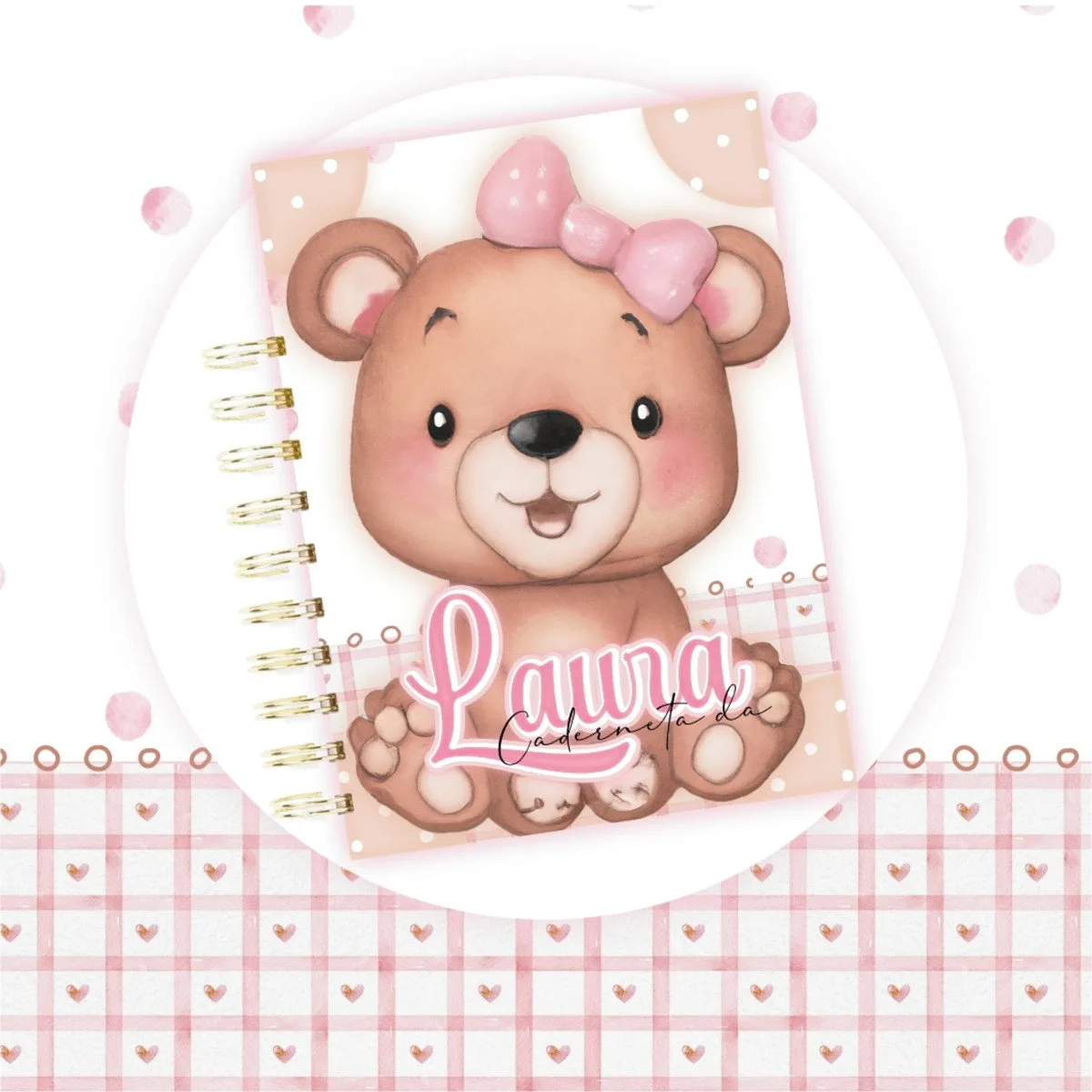 Caderneta Vacinação Ursinha 1 Caderno espiral com ilustração de ursinha marrom com laço rosa na cabeça.