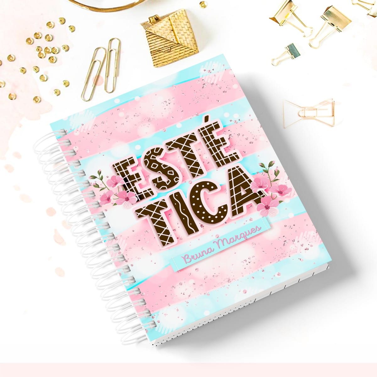 Caderno de Estética Digital Personalizável para Revenda 1 Caderno com capa em tons de rosa e azul e letras decoradas.