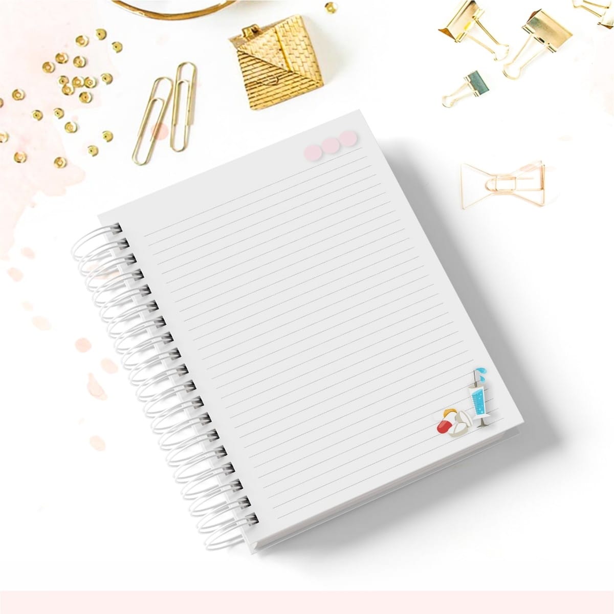 Caderno Digital Enfermagem Personalizável 2 Caderno espiral com folhas pautadas sobre fundo branco com acessórios dourados.