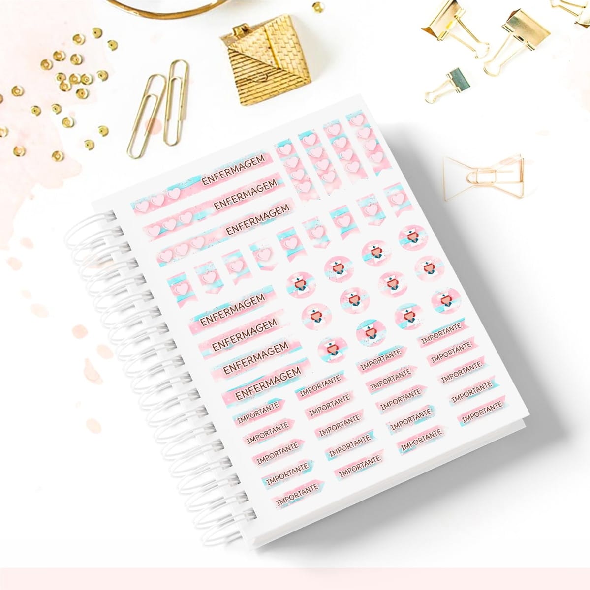 Caderno Digital Enfermagem Personalizável 3 Caderno espiral com folha repleta de adesivos coloridos sobre fundo branco.