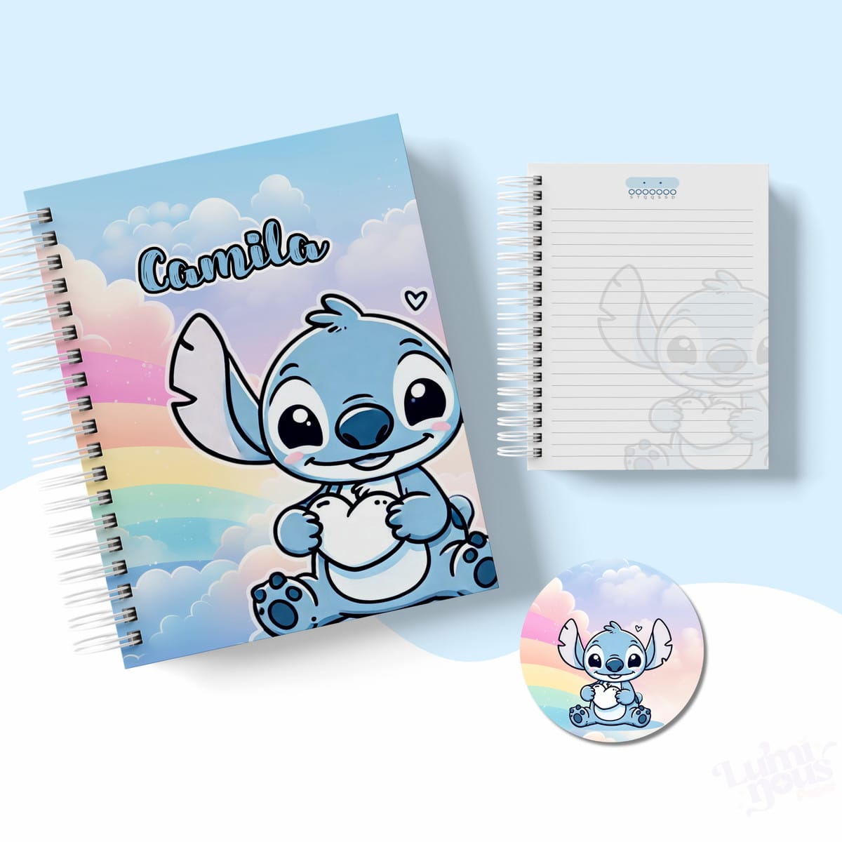 Caderno Escolar Stitch Personalizado com Arquivos Digitais 3 Caderno espiral azul com personagem de desenho animado e arco-íris nas nuvens.