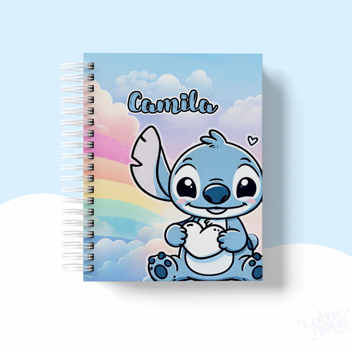 Caderno Escolar Stitch Personalizado com Arquivos Digitais 1 Caderno espiral com capa ilustrada de personagem azul e arco-íris