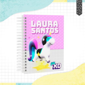 Caderno Menina Unicórnio Personalizável Arquivo Digital 3 Caderno espiral rosa com estampa de unicórnio, estrela amarela e texto personalizado.