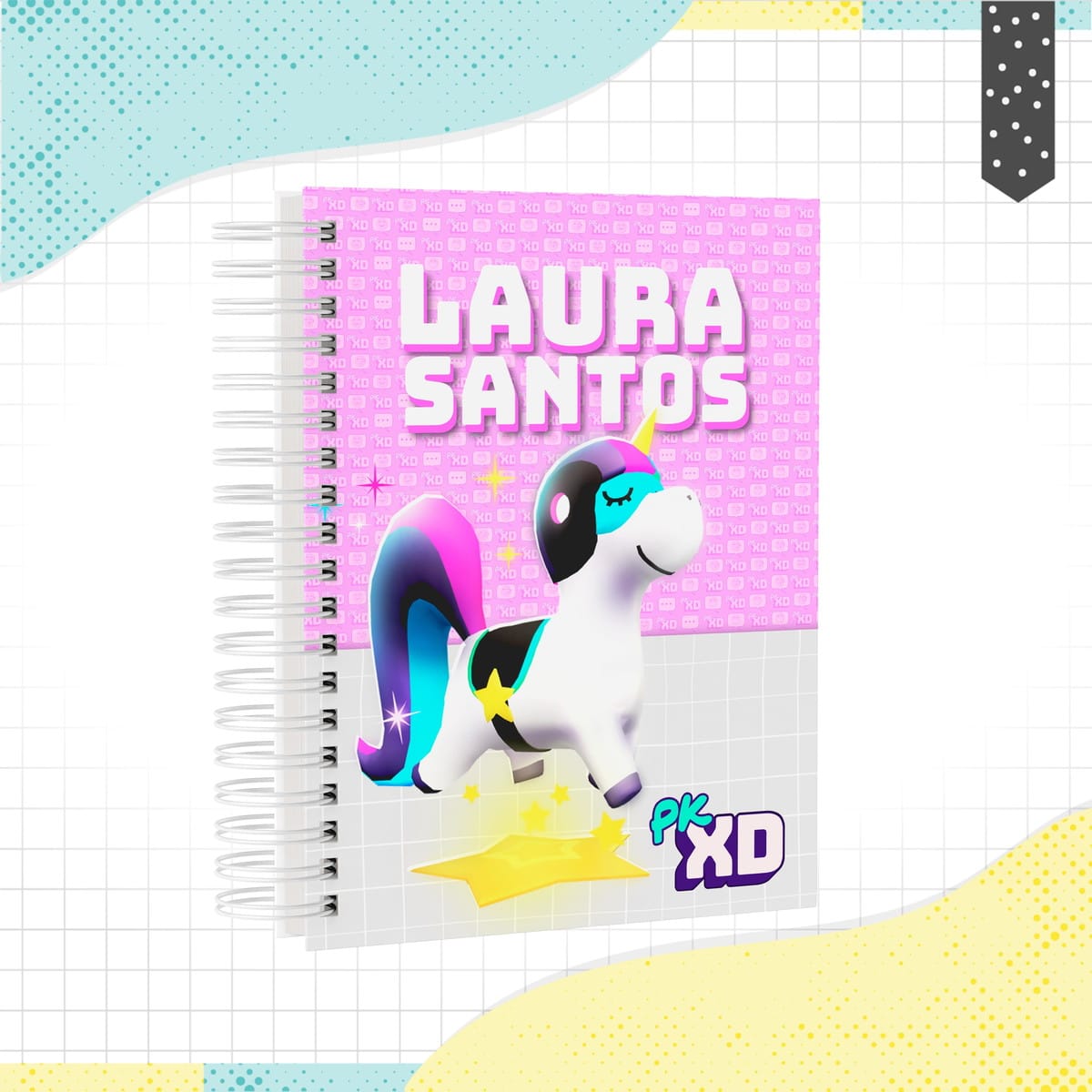 Caderno Menina Unicórnio Personalizável Arquivo Digital 1 Caderno espiral rosa com estampa de unicórnio, estrela amarela e texto personalizado.