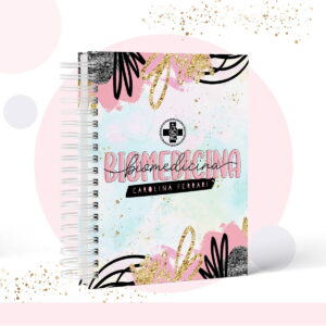 Caderno espiral com capa personalizada em tons de rosa, azul e dourado.