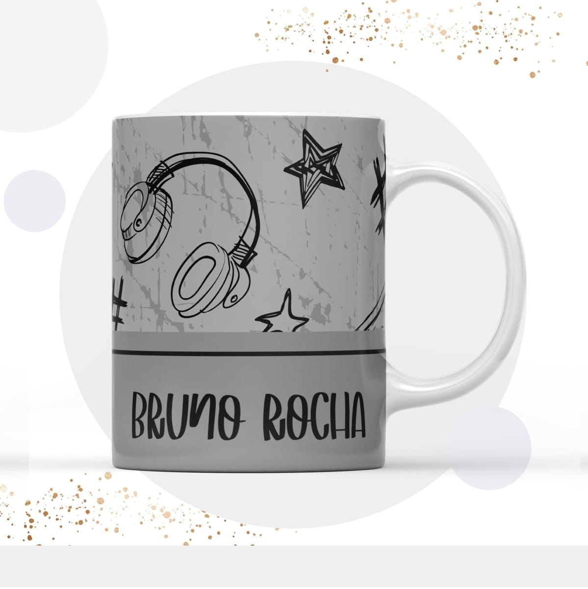 Caderno Teen Menino Digital para Sublimação e Scrapbooking 3 Caneca cinza decorada com desenhos de fones de ouvido, estrelas e nome personalizado.