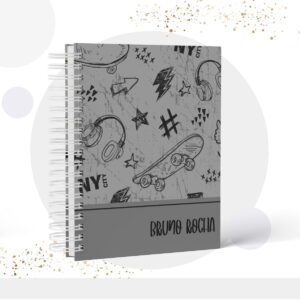 Caderno espiral com capa cinza estampada por desenhos estilo grafite e skate.
