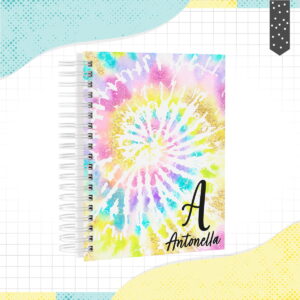 Caderno espiral com estampa colorida em estilo tie-dye e nome escrito.