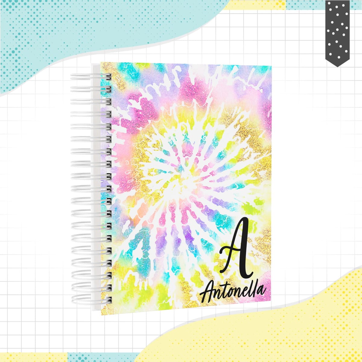 Caderno TieDye Digital Personalizado A5 e Universitário 1 Caderno espiral com estampa colorida em estilo tie-dye e nome escrito.