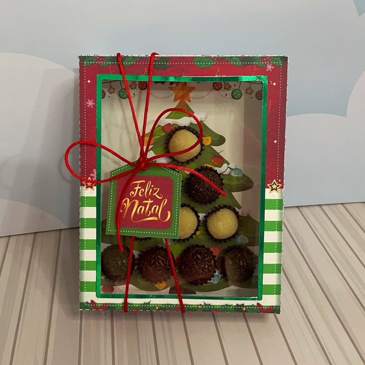 Caixa Árvore de Natal para Doces Arquivo Digital 2 Caixa de presente com doces em formato de árvore de Natal com laço vermelho.