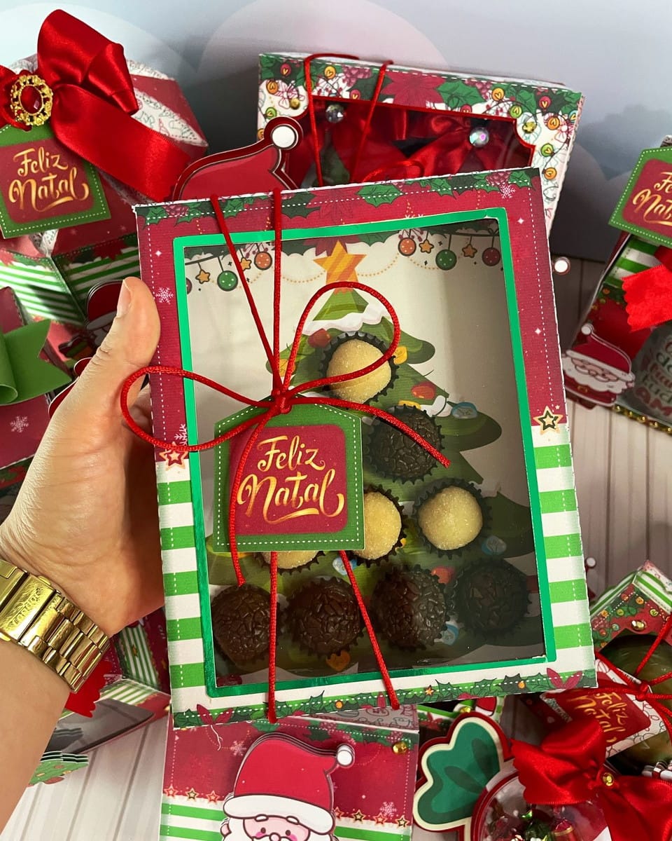 Caixa Árvore de Natal para Doces Arquivo Digital 3 Mão segurando caixa de presente com doces em formato de árvore de natal.