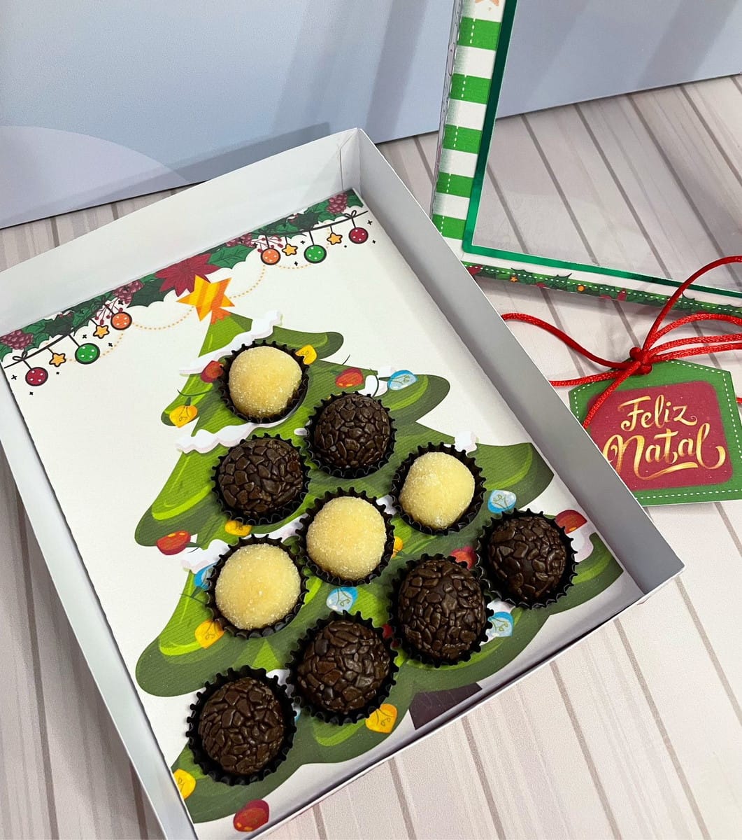 Caixa Árvore de Natal para Doces Arquivo Digital 1 Caixa branca aberta contendo doces de chocolate e leite em formato de árvore