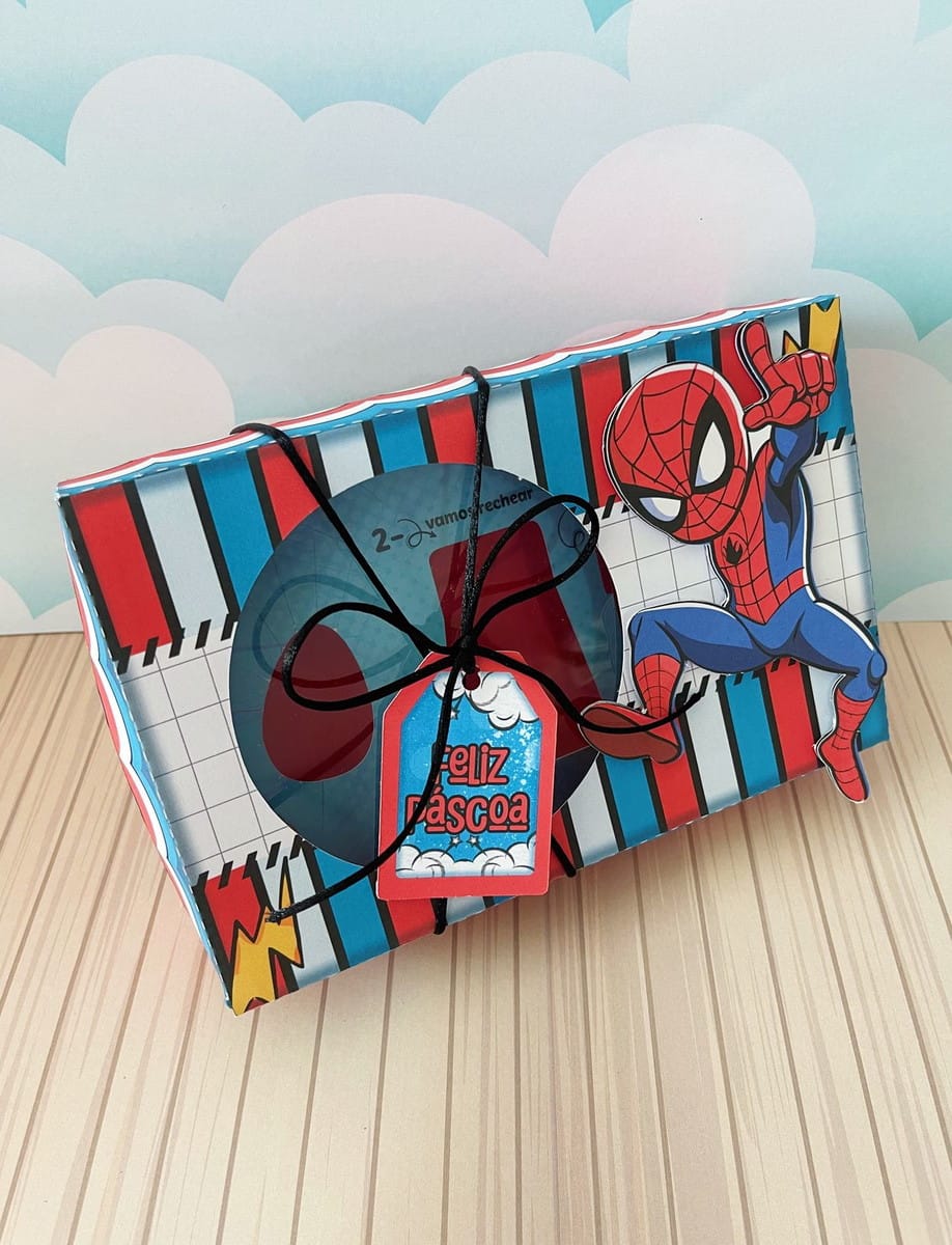 Caixa de Páscoa Homem Aranha Arquivo Digital para Montar 3 Caixa decorada com tema de herói aranha e etiqueta de feliz páscoa amarrada.