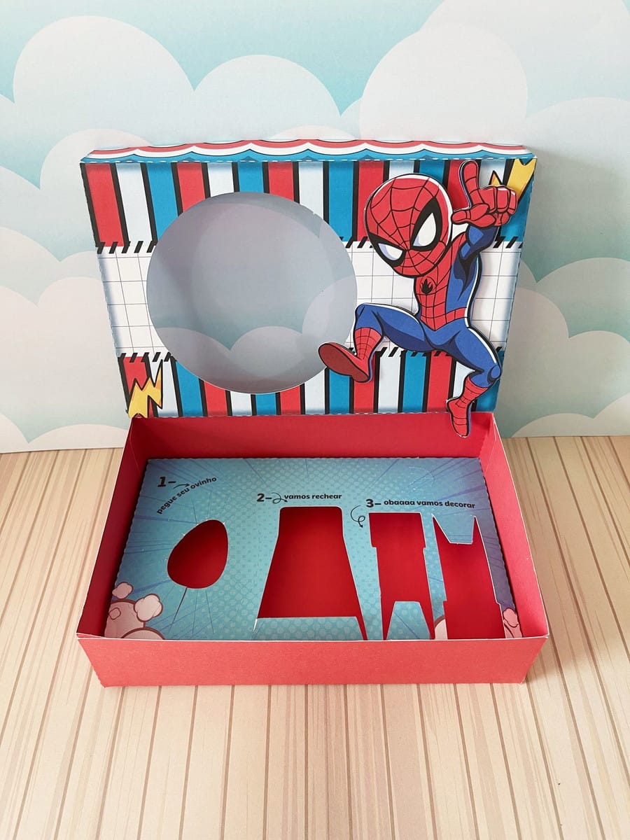 Caixa de Páscoa Homem Aranha Arquivo Digital para Montar 4 Caixa de presente colorida aberta com ilustrações de super-herói e instruções em português.