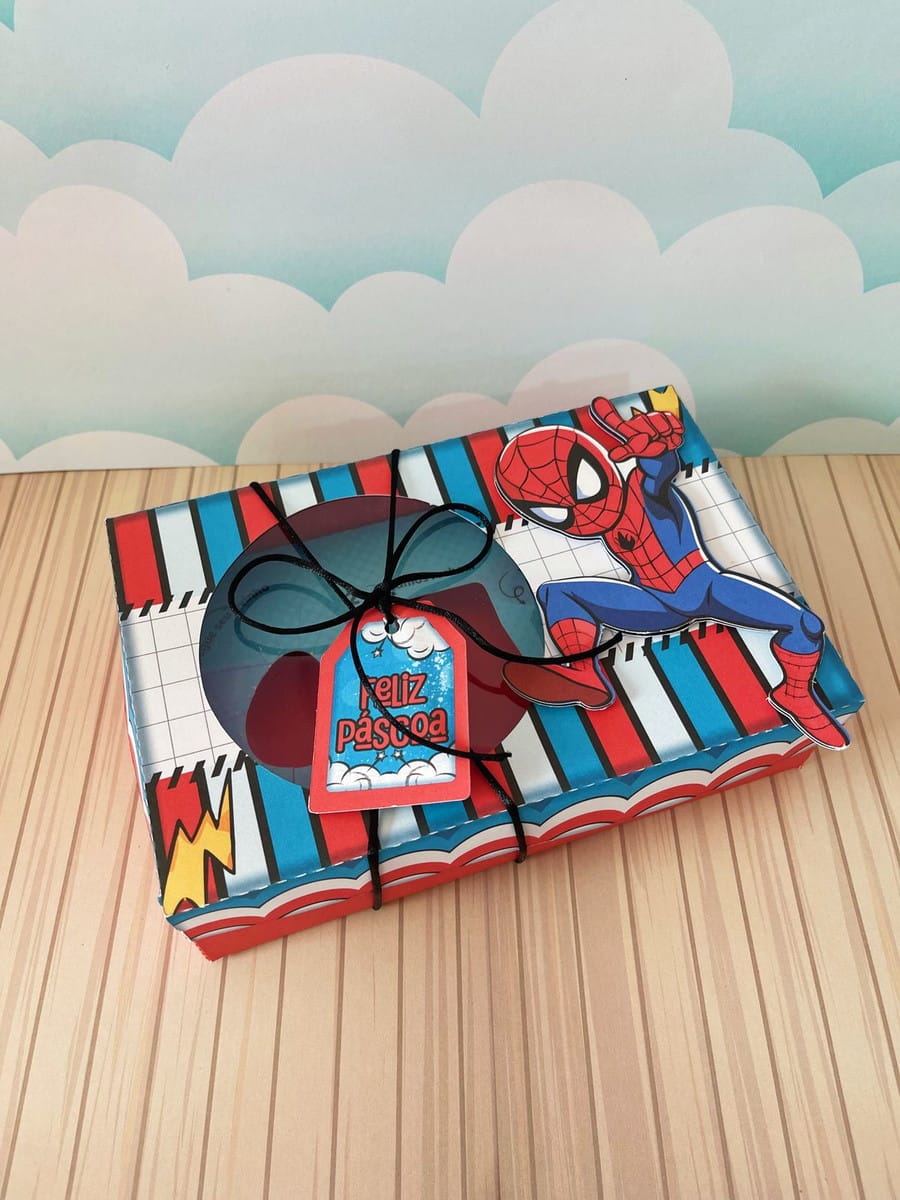 Caixa de Páscoa Homem Aranha Arquivo Digital para Montar 5 Caixa personalizada com tema de super-herói, laço preto e etiqueta de Feliz Páscoa.