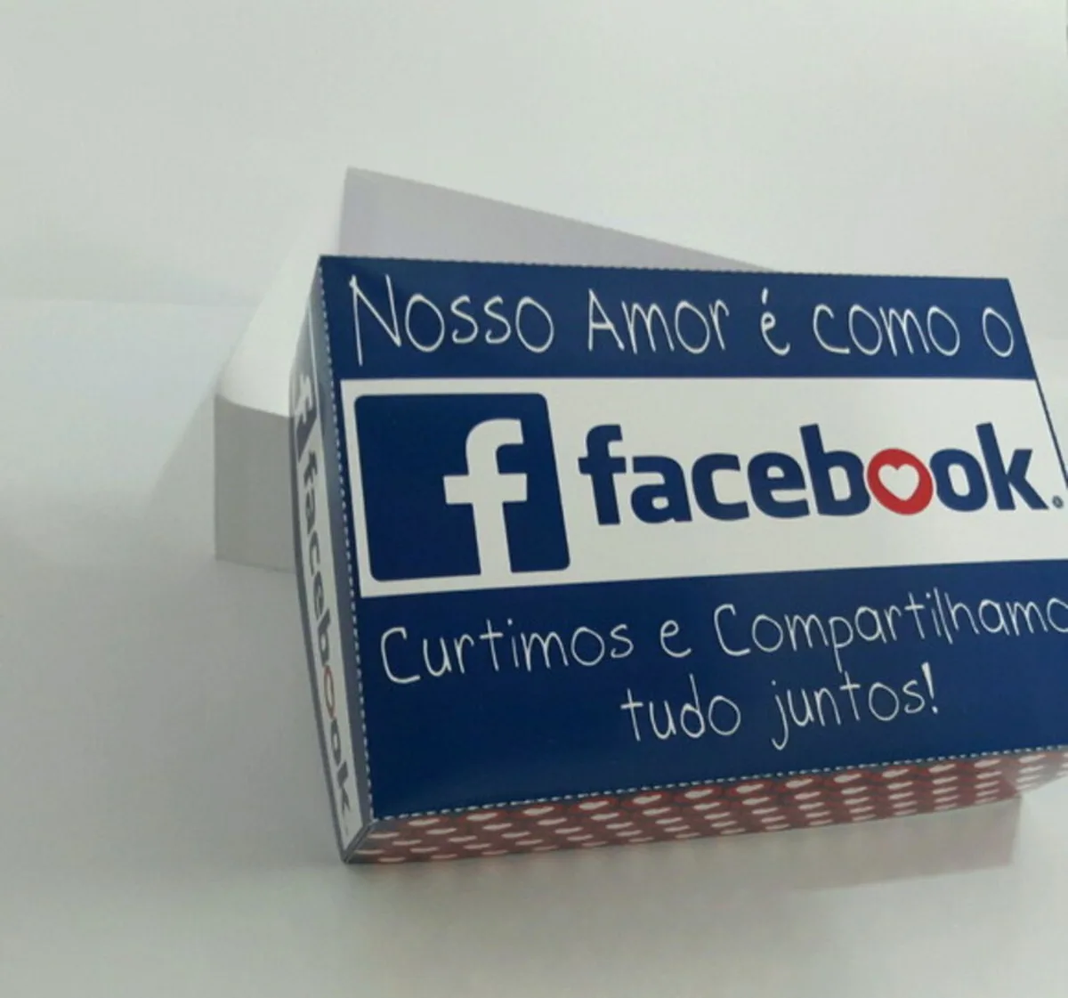 Arte digital com tema de amor, frase romântica e logo de rede social.