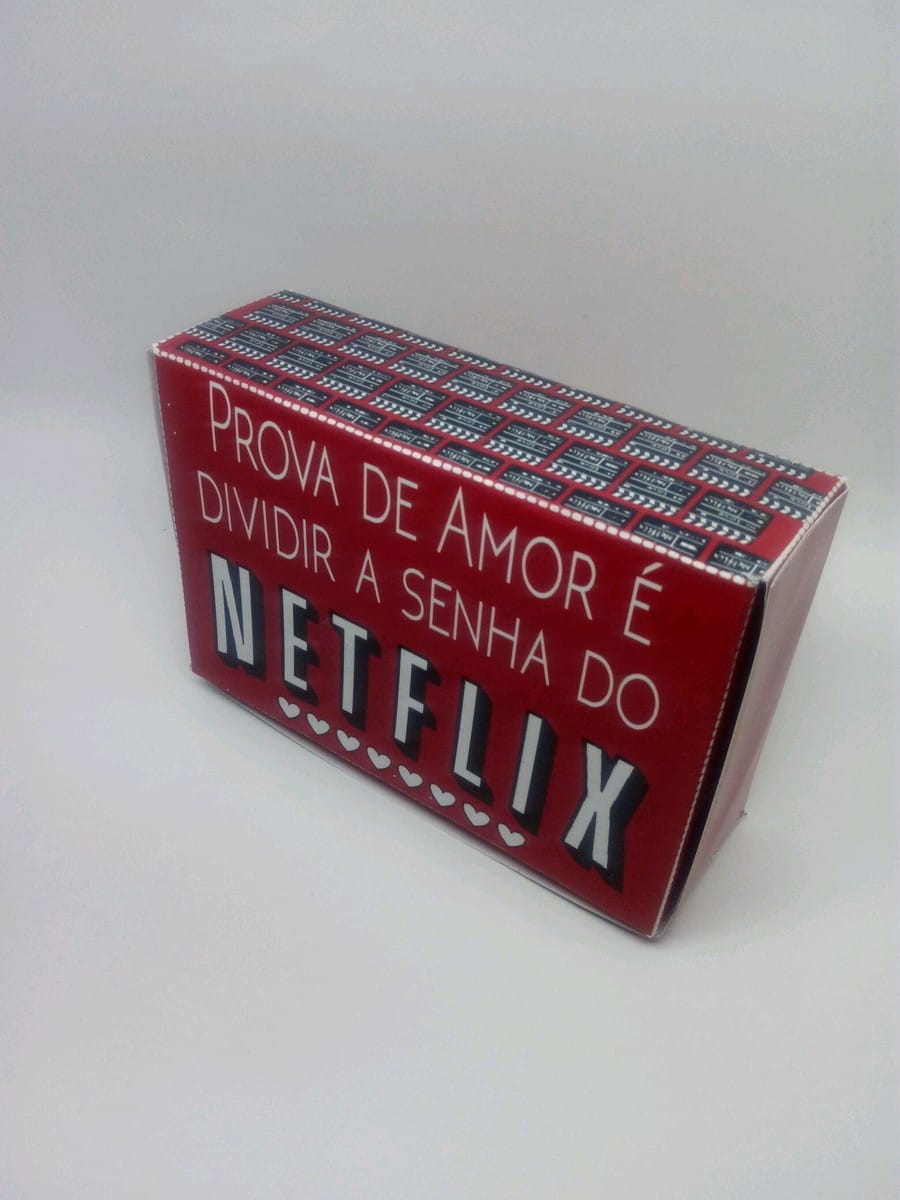 Caixa Dia dos Namorados Netflix Arquivo Digital PDF Studio 2 Caixa vermelha retangular com texto sobre compartilhar senha em fundo branco neutro.