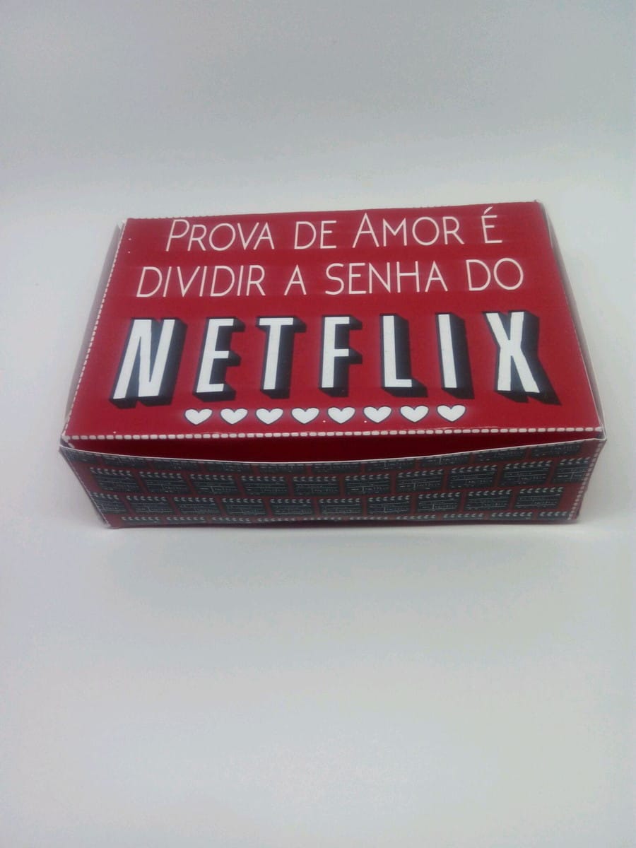 Caixa Dia dos Namorados Netflix Arquivo Digital PDF Studio 1 Caixa retangular vermelha decorada com corações e texto em fundo branco.