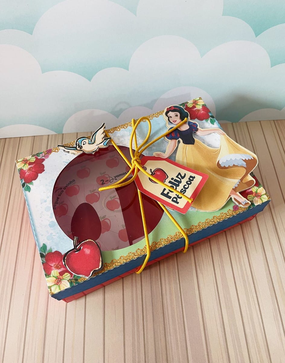 Caixa Mini Confeiteiro Branca de Neve Arquivo Digital 2 Caixa decorada de papel com tema de conto de fadas e maçãs vermelhas.