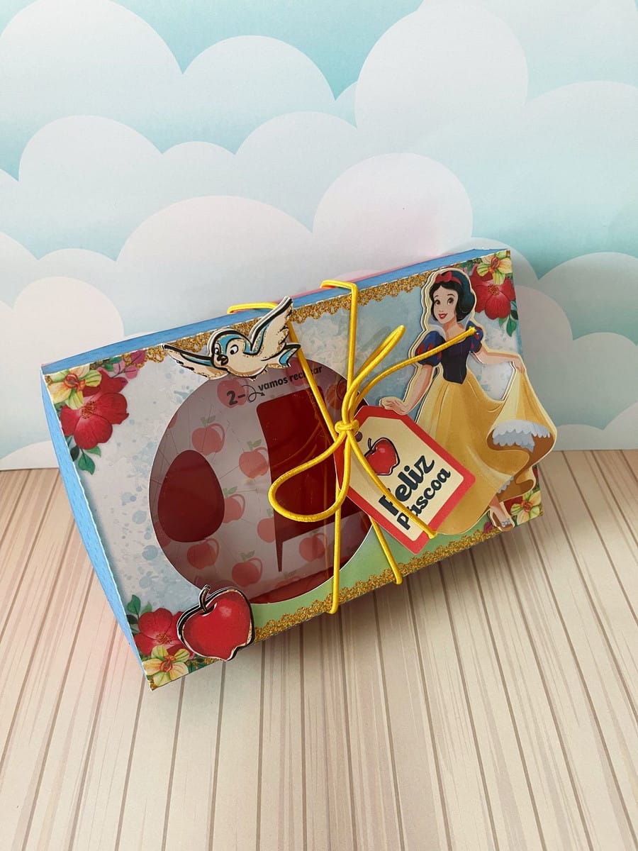 Caixa Mini Confeiteiro Branca de Neve Arquivo Digital 3 Caixa decorada com tema de personagem de conto de fadas e maçãs vermelhas.