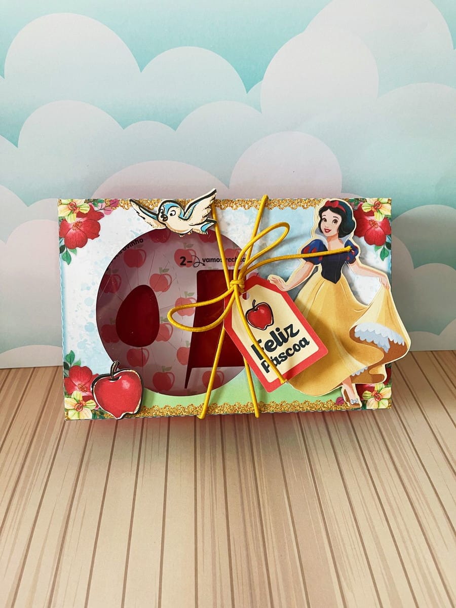 Caixa Mini Confeiteiro Branca de Neve Arquivo Digital 4 Caixa decorada com personagem feminina, pássaro e maçãs em um fundo de nuvens.