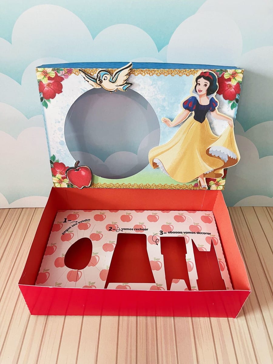 Caixa Mini Confeiteiro Branca de Neve Arquivo Digital 5 Caixa de presente decorada com tema de personagem feminina e maçãs vermelhas estampadas.