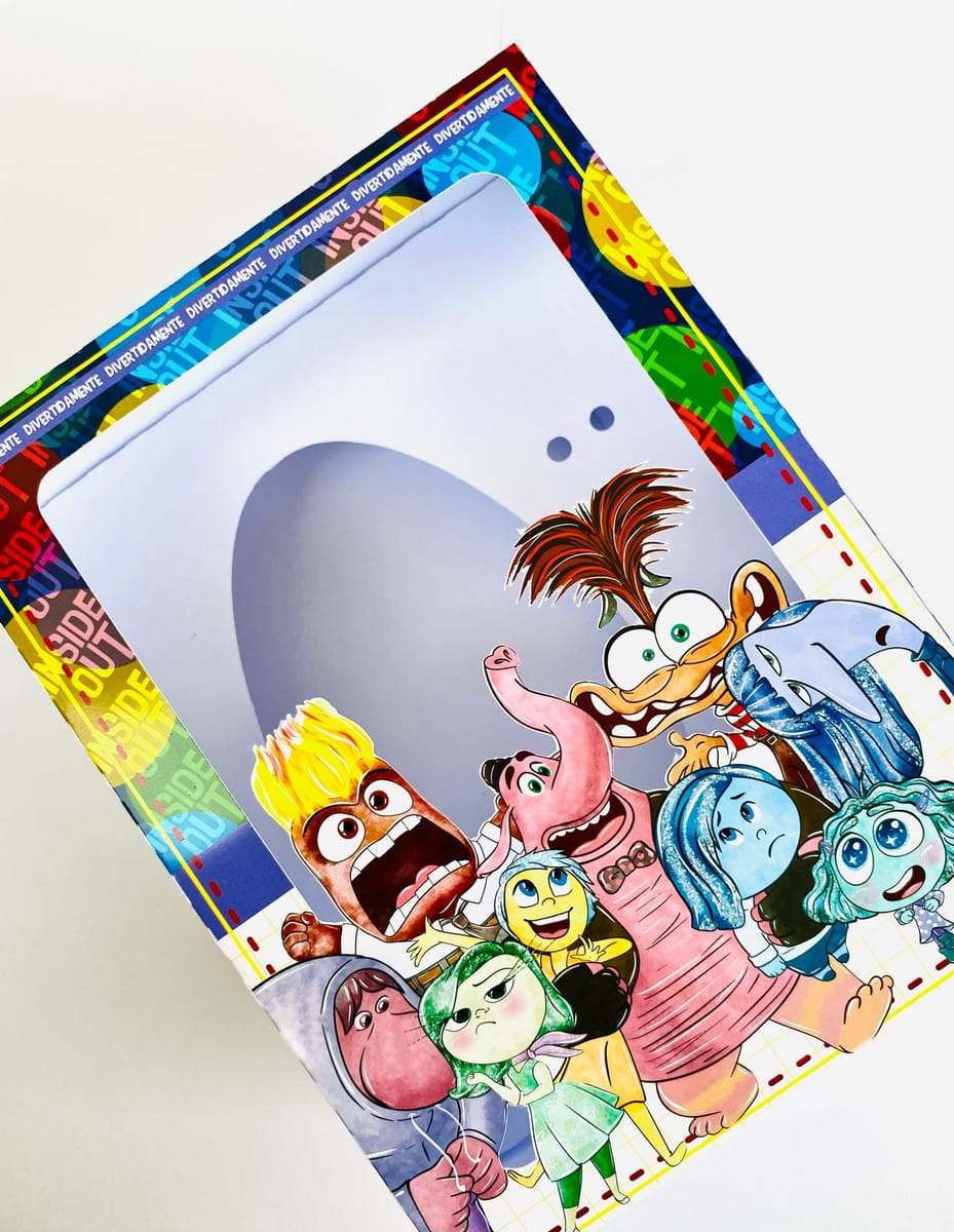 Caixa Mini Confeiteiro Divertidamente Páscoa Digital PDF 4 Capa de caderno ilustrada com diversos personagens coloridos de animação em estilo aquarela.