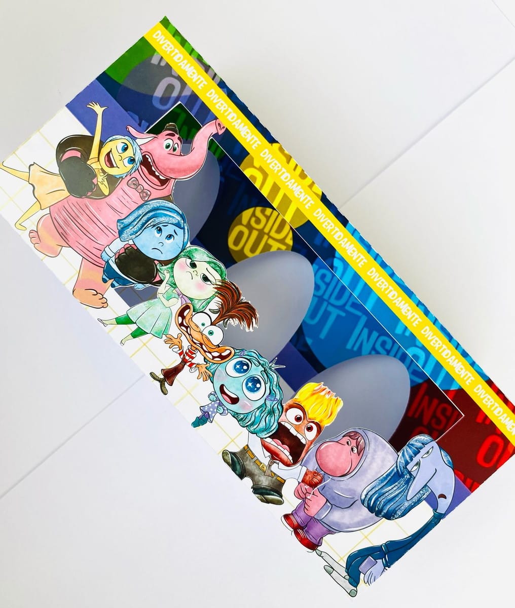 Caixa Mini Confeiteiro Divertidamente Páscoa Digital PDF 5 Caixa com personagens coloridos ilustrados, temática de animação, sobre um fundo branco liso.