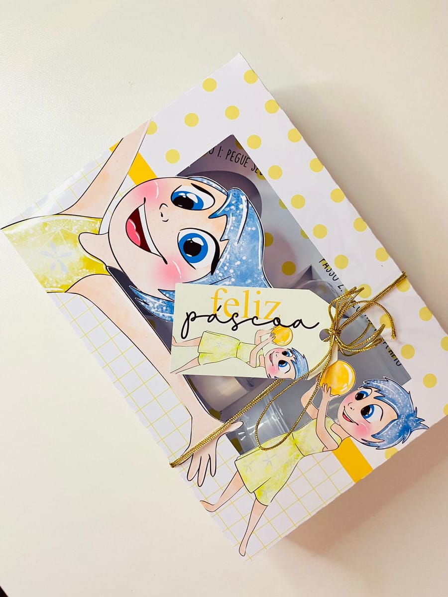 Caixa Mini Confeiteiro Divertidamente Páscoa Digital PDF 1 Caixa personalizada de páscoa com ilustração de personagem feminina de cabelos azuis.