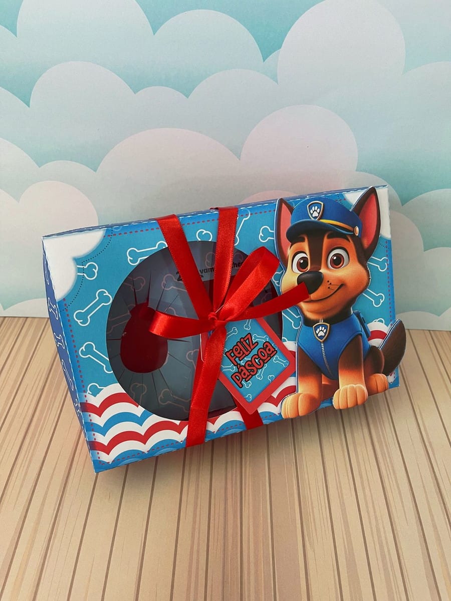 Caixa Mini Confeiteiro Patrulha Canina Digital 4 Caixa decorada com fita vermelha apresentando desenho de filhote policial com tema pascoal.