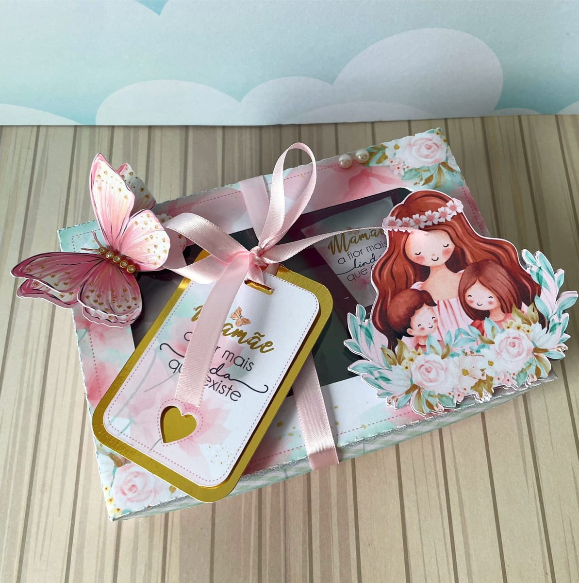 Caixa Dia das Mães para Sabonete e Hidratante Digital 3 Caixa decorada com arte digital floral, borboleta e ilustração de mãe com filhos.