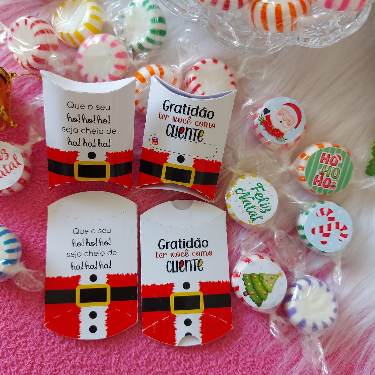 Caixinha de Bala Natal Arquivo Digital para Imprimir 2 Designs de embalagens e doces natalinos coloridos em fundo rosa.