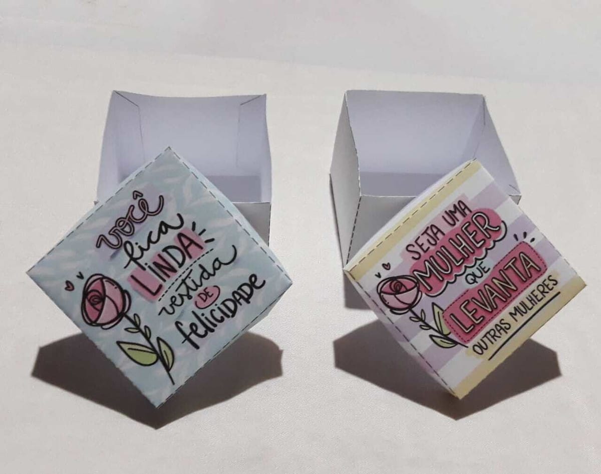 Caixinha Bombom Dia da Mulher Arquivo Digital para Imprimir 2 Duas caixinhas de papel abertas com frases motivacionais e ilustrações de rosas delicadas.