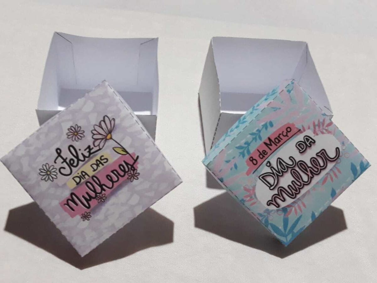 Caixinha Bombom Dia da Mulher Arquivo Digital para Imprimir 3 Duas caixas de papel abertas com estampas comemorativas para o dia das mulheres.