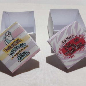 Duas caixinhas de papel artesanais com estampas coloridas sobre fundo branco liso.
