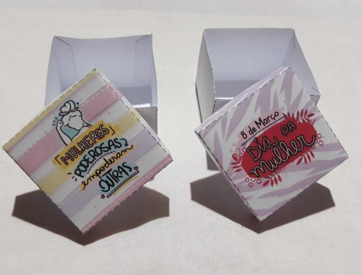 Caixinha Bombom Dia da Mulher Arquivo Digital para Imprimir 1 Duas caixinhas de papel artesanais com estampas coloridas sobre fundo branco liso.