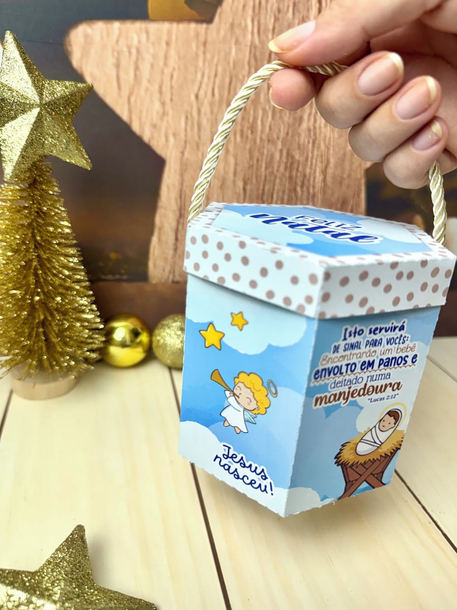 Caixinhas de Natal Cristão em Arquivo Digital para Imprimir 5 Mão segurando caixa temática de natal com desenhos infantis e escrita.
