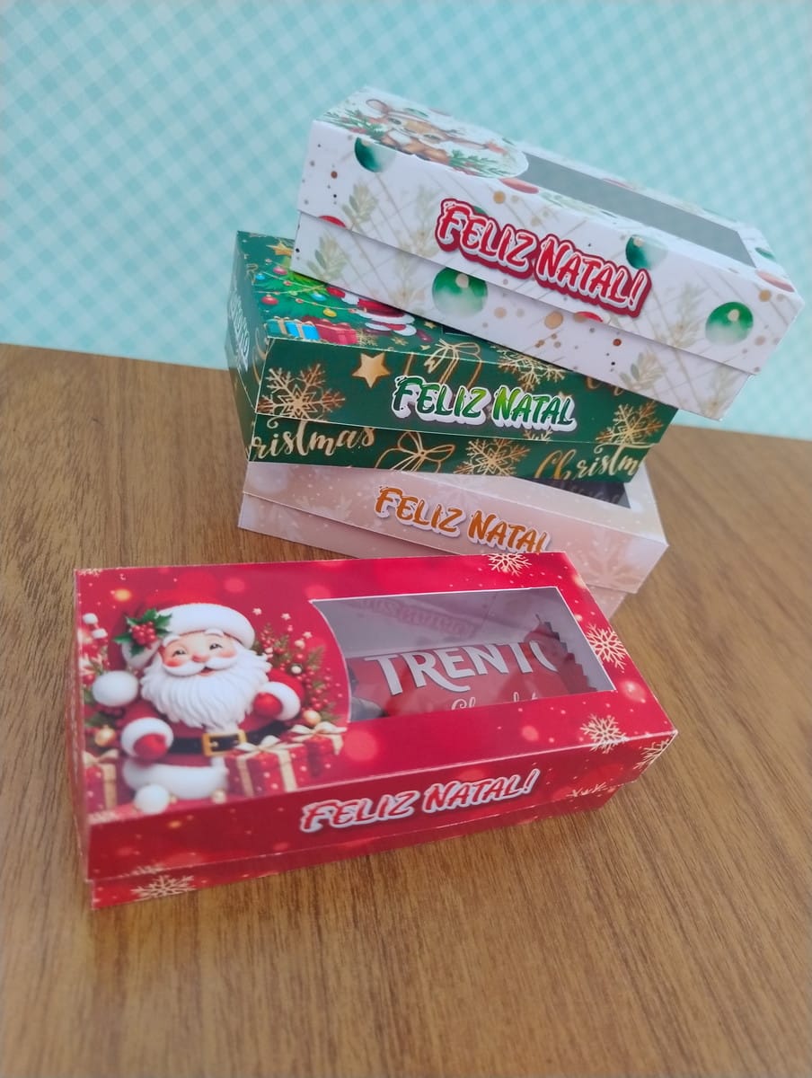 Caixinhas de Natal Vintage em PNG e PDF 1 Caixas de presente decoradas com temática de Natal sobre uma mesa de madeira.