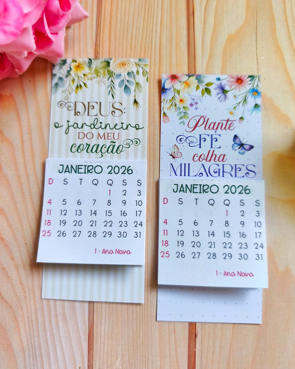 Calendário Cristão 2026 Digital PDF PNG Pronto Imprimir 5 Dois calendários de papel com flores estampadas sobre uma superfície de madeira clara.