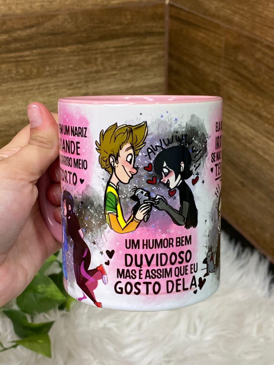 Arte Digital Caneca Sorriso Torto Ela PNG 2 Caneca branca com arte digital de casal e frases, segurada por uma mão.