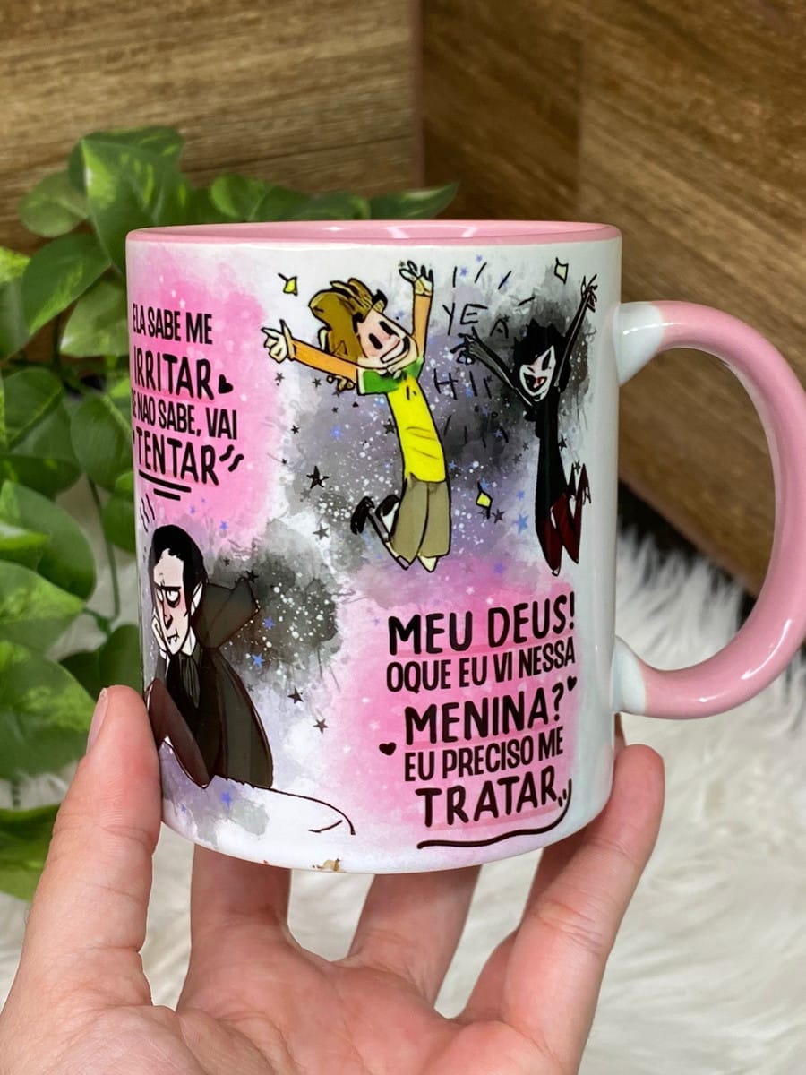 Arte Digital Caneca Sorriso Torto Ela PNG 3 Caneca de cerâmica branca com arte digital colorida de personagens animados e frases.