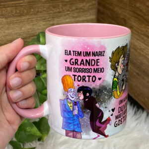 Arte Digital Caneca Sorriso Torto Ela PNG 12 Caneca branca com alça rosa, exibindo arte de personagens de desenho e frases.