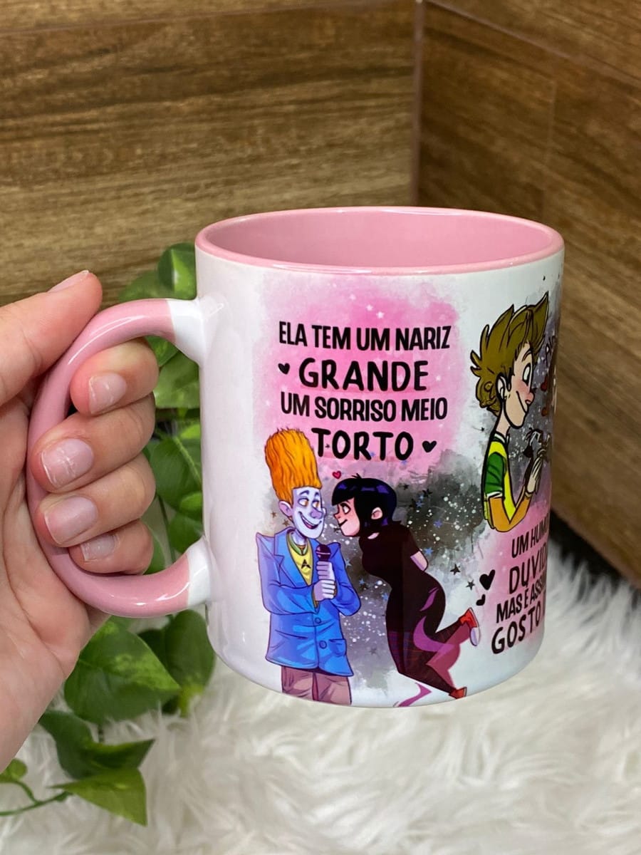 Arte Digital Caneca Sorriso Torto Ela PNG 1 Caneca branca com alça rosa, exibindo arte de personagens de desenho e frases.