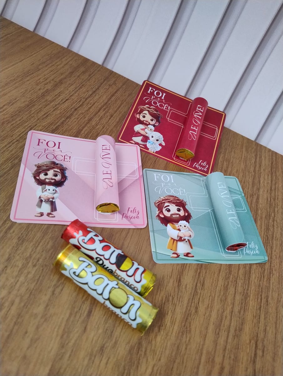 Card Baton Chocolate Páscoa Arte Digital para Imprimir 3 Cartões temáticos de Páscoa com chocolates e ilustrações religiosas em fundo de madeira.