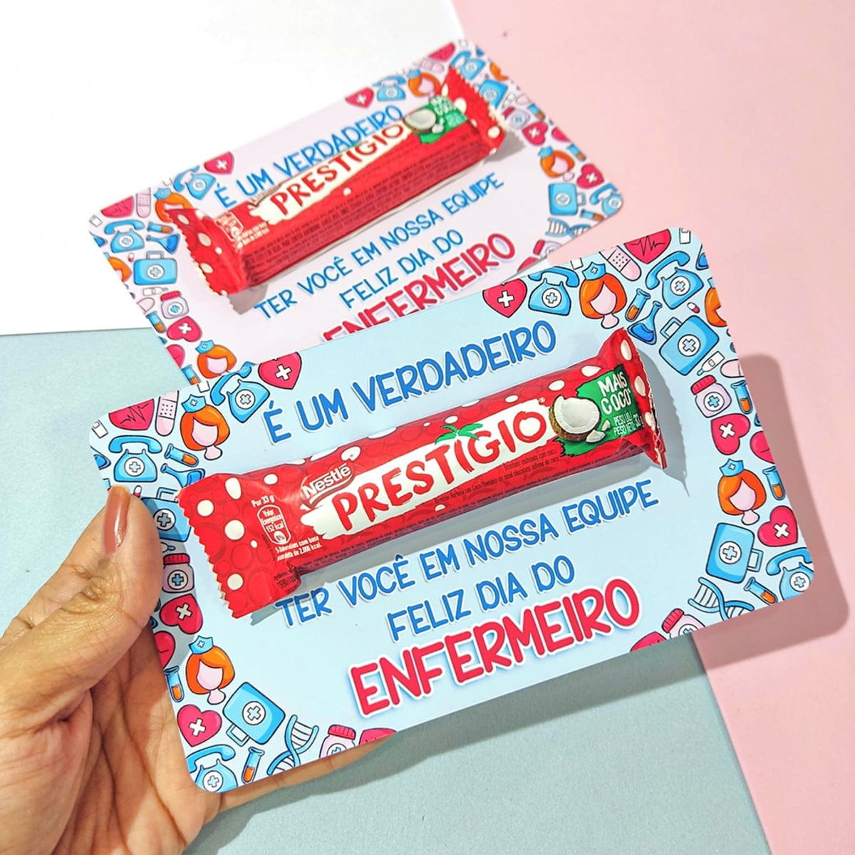 Card Digital Dia do Enfermeiro para Lembrancinhas 2 Mão segurando cartão com chocolate vermelho e mensagens de dia do enfermeiro.