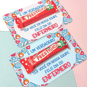 Dois cartões com mensagens de agradecimento e chocolates presos sobre fundo colorido.