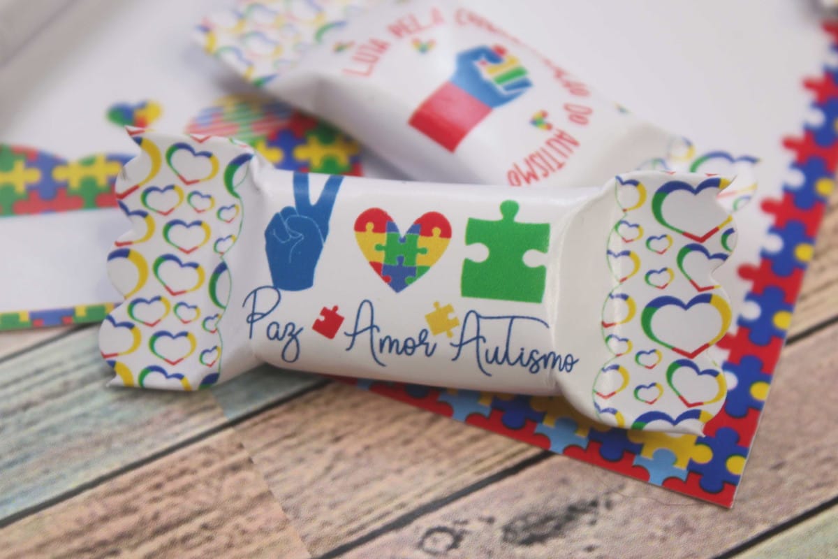 Card e Balas Autismo Arquivo Digital para Imprimir 2 Arte digital para embalagens com símbolos de autismo: paz, amor e quebra-cabeças coloridos.