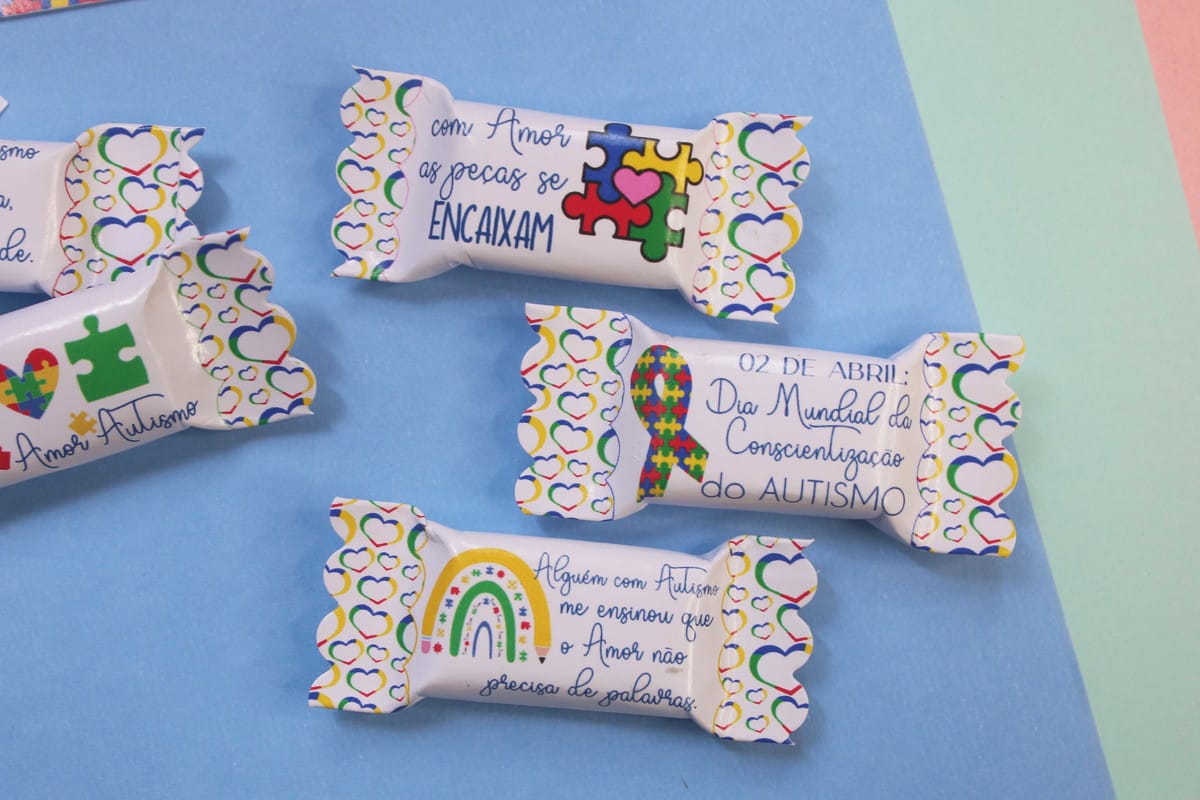 Card e Balas Autismo Arquivo Digital para Imprimir 4 Designs de embalagens temáticas de conscientização sobre o autismo com corações e mensagens.