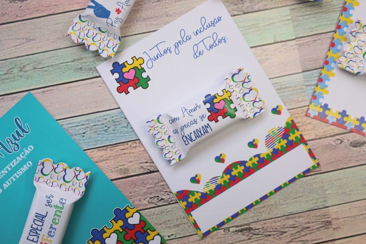 Card e Balas Autismo Arquivo Digital para Imprimir 5 Materiais de conscientização sobre autismo com designs de quebra-cabeça coloridos e mensagens de inclusão.